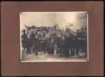 Gruppo di ragazzi in un laboratorio - anni '30 del '900